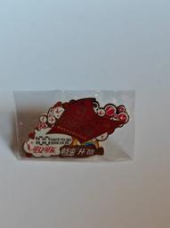 2008北京奧運會可口可樂倒計時100天紀念徽章，紅色金屬材質，帶福娃圖案，火炬造型設計，收藏價值高。原裝塑封完好，尺寸