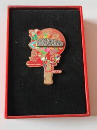 2008北京奧運會可口可樂暢爽開始徽章，鳥巢鋼材質，帶原包裝盒。紅色背景配奧運五環圖案，火炬傳遞主題設計，做工精美。適合