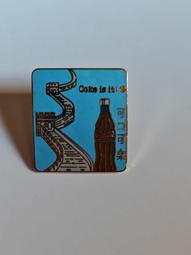 （僅此一枚）可口可樂紀念徽章，長城圖案設計，藍色琺瑯彩繪，金色邊框，背面有中文"可口可樂"字樣。  品相完好，尺寸小巧精