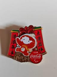 可口可樂2022冬奧限定徽章，雪容融主題，紅色對聯造型超喜慶～  徽章整體採用紅色為主色調，金色邊框點綴，正面是可愛的雪