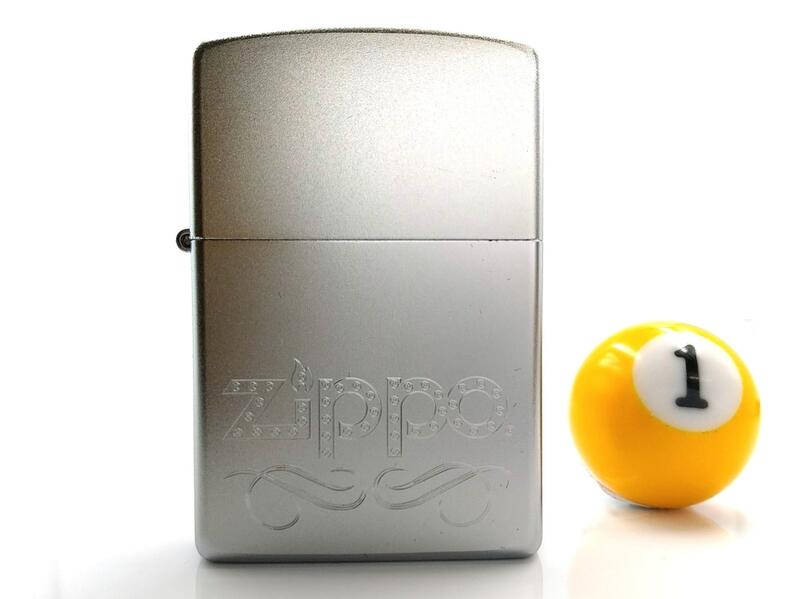 ◤球球玉米斗◢ 正品美國ZIPPO打火機(緞面鉻自動雕版ZIPPO圖騰-型號 