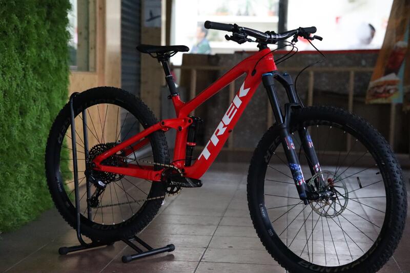 中年大叔-售出TREK SLASH 9.8 CARBON登山 