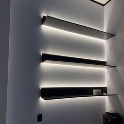 ??新品特惠限時下殺??發光辦公室展示壁掛家用金屬壹字隔板書架帶燈LED簡易手辦置物架