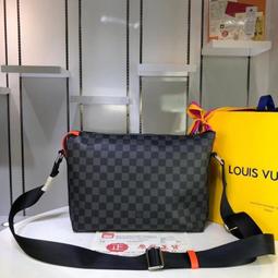 Shop Louis Vuitton 2022 SS Saumur Tote (SAC MESSENGER SAUMUR, M45911) by  Mikrie